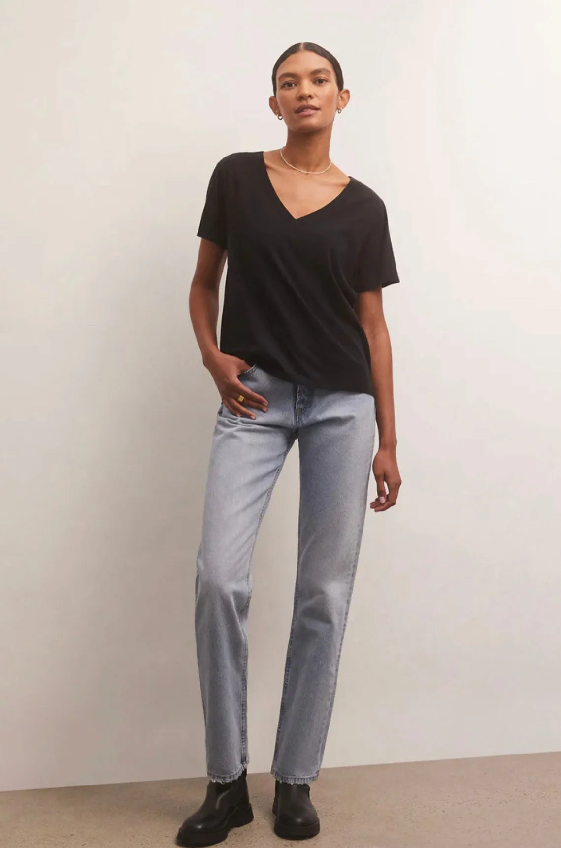 GIRLFRIEND V-NECK TEE - Black